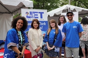 A commemorative photo of Mrs. Kishida and staffs in Sakura Matsuri - Japanese Street Festival