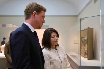 Mrs. Kishida redeives an explanation about history of the museum by the staff