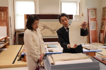 Mrs. Kishida watches the sites of Japanese art restoration