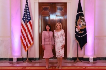 A commemorative photo of Mrs. Kishida and First Lady Dr. Biden in the White House