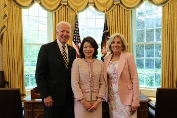 A group photo of Mrs. Kishida, First Lady Dr. Biden, and President Biden