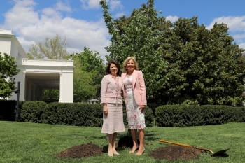 A group photo of Mrs. Kishida and First Lady Dr. Biden
