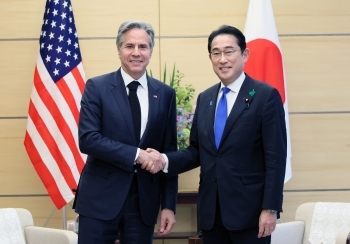 Prime Minister Kishida and Secretary Blinken who shake hands with a smile facing straight at a camera