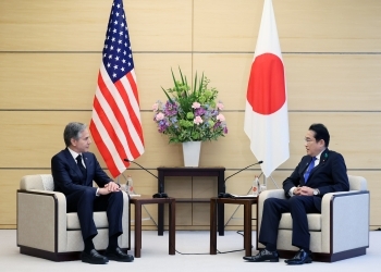 Prime Minister Kishida and Secretary Blinken who have a talk after having a seat
