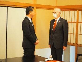 Foreign State Minister Yamada talks with the Turkish Ambassador to Japan