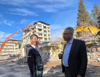 Foreign State Minister Yamada visited affected sites and looked into the dameges by the earthquake