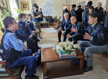 Foreign State Minister Yamada exhanges his views with the JDR Teams