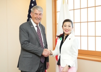 Parliamentary Vice Minister Yoshikawa and Mr. Brady who shake hands with a smile facing straight at a camera
