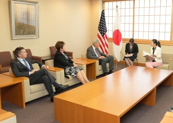Parliamentary Vice Minister Yoshikawa and Mr. Brady who exchange opinions after having a seat