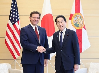 Prime Minister Kishida and Governor DeSantis who shake hands with a smile facing straight at a camera
