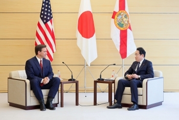 Prime Minister Kishida and Governor DeSantis exchange opinions after having a seat