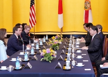 Foreign Minister Hayashi and Governor DeSantis who have a talk after having a seat at a table
