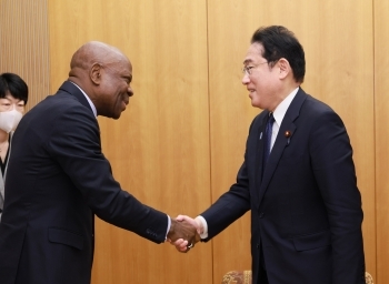 Prime Minister Kishida shakes hand with Mr. Gilbert HOUNGBO, Director-General of the ILO