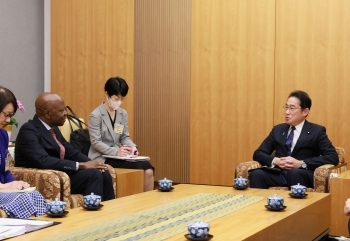 Prime Minister Kishida talks with Mr. HOUNGBO, Director-General of the ILO
