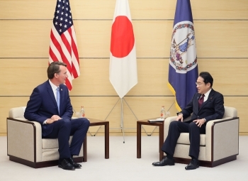 Prime Minister Kishida and Governor Youngkin who exchange opinions after having a seat