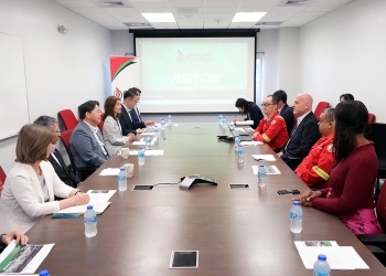 Foreign Minister Hayashi visiting the CGCL plant