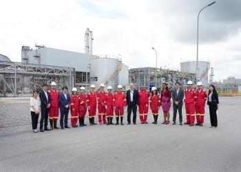 Foreign Minister Hayashi at the group photo at the CGCL plant