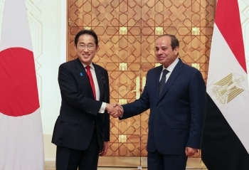 Prime Minister Kishida shakes hand with Mr. El-SISI, President of the Arab Republic of Egypt