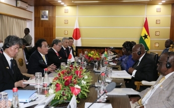 Two leaders who have a talk after having a seat at a table