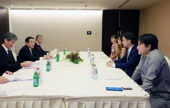 Prime Minister Kishida talks with JICA Overseas Cooperation Volunteers and Young Entrepreneurs in Ghana