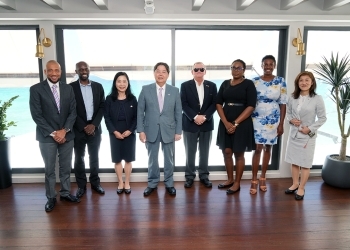 A group photo of Minister Hayashi and people in Barbados related to Japan
