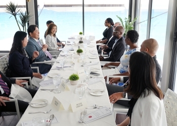 Minister Hayashi and people in Barbados related to Japan who exchange opinions after having a seat at a table