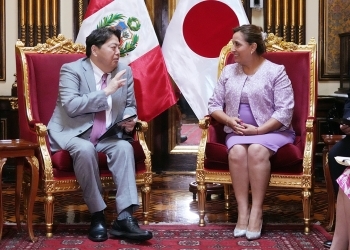 Minister Hayashi and President Boluarte who have a talk after having a seat