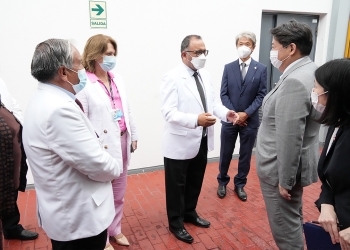 Minister Hayashi who gives a explanation by a hospital staff member