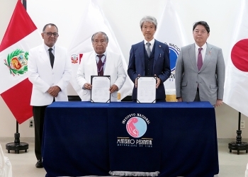 A group photo of Minister Hayashi and hospital staff members, and so on in a ceremony of the provision of medical equipment