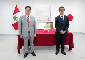 A commemorative photo of Minister Hayashi and President Umemoto