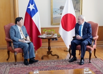 Two Ministers who have a talk after having a seat
