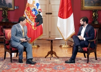 Minister Hayashi and President Boric who exchange opinions after having a seat