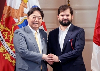 Minister Hayashi and President Boric who shake hands facing straight at a camera