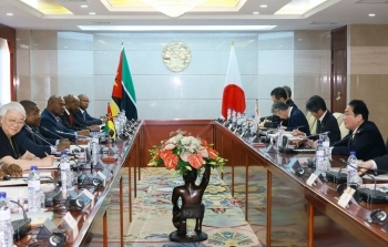 Two leaders who have a talk after having a seat at a table