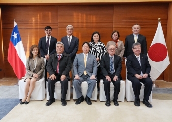 A group photo of Minister Hayashi and Nikkei people