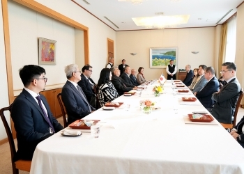 Minister Hayashi and Nikkei people who have a talk after having a seat at a table