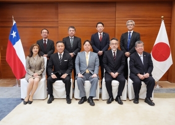 A group photo of Minister Hayashi and Japanese business people in Chile