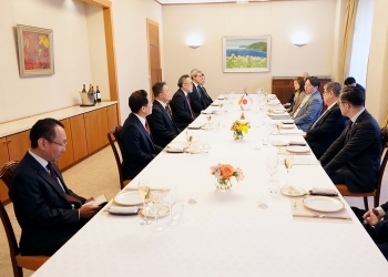 Minister Hayashi and Japanese business people in Chile who have a talk after having a seat at a table