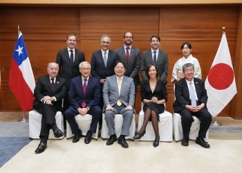 A group photo of Minister Hayashi and Chilean experts