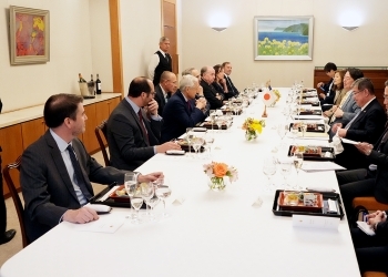 Minister Hayashi and Chilean experts who have a talk after having a seat at a table