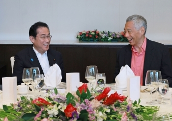 Two leaders who attend a working lunch after having a seat at a table
