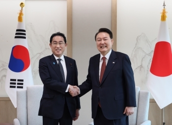 Prime Minister Kishida shakes hand with Korean President Mr. YOON Suk Yeol