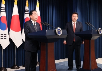 (Photo) Japan-ROK Summit Joint Press Conference