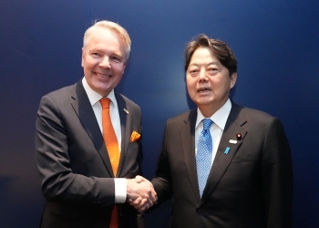 Two ministers shaking hands