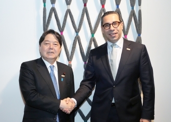 Two ministers shaking hands