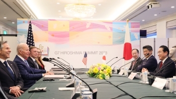 Two leaders who have a talk after having a seat at a table