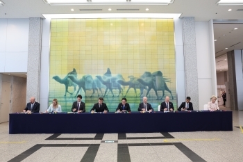 G7 Leaders signs the guest book at the Hiroshima Peace Memorial Museum