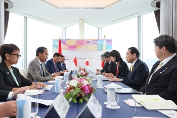 Two leaders who have a talk after having a seat at a table