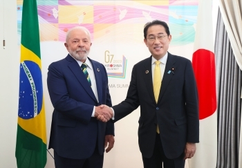 Two leaders who shake hands facing straight at a camera