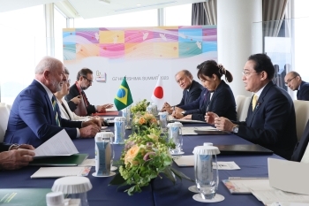 Two leaders who have a talk after having a seat at a table